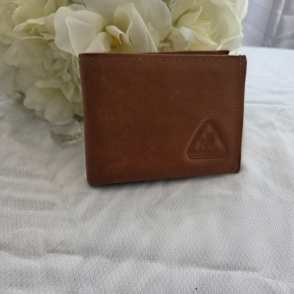 Puro Cuero brand, light brown leather wallet